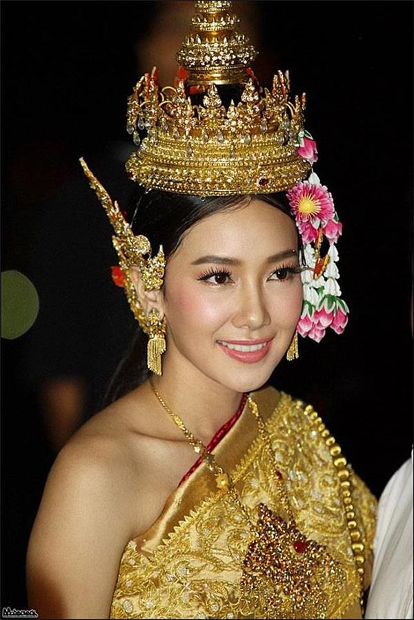泰国女明星传统服装图片