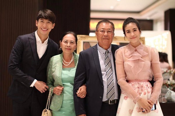 push与jui的家人亲密合影_泰星push_沪江泰语