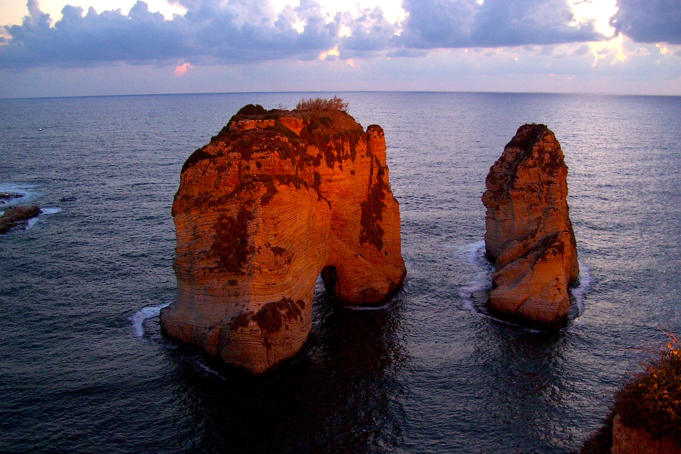 di beirut, sorge larco naturale di raouchéù, o rocca dei