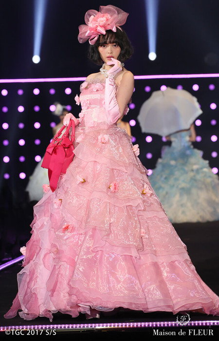 玉城tina:日美混血,日本演员,模特,杂志《viv》专属模特