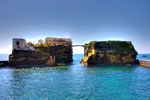 warhol笔下的维苏威↓   加约拉岛是那不勒斯西南非常迷你的岛屿,由两