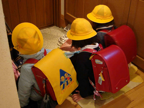 日本小学生为什么要戴黄帽子？