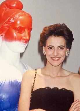 甚至还以她为原型,制作"marianne"玛丽安娜雕像,一度成为法国共和国的