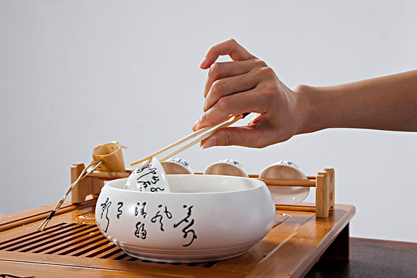 职场小知识:会议室如何倒茶