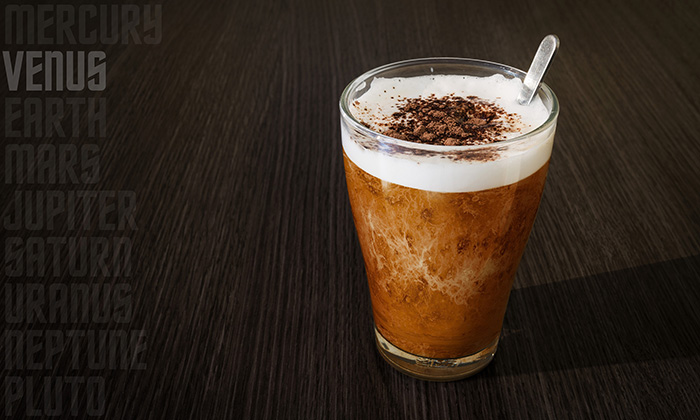 加入 巧克力糖浆(chocolate syrup)和奶,再加上 奶泡(milk foam)和