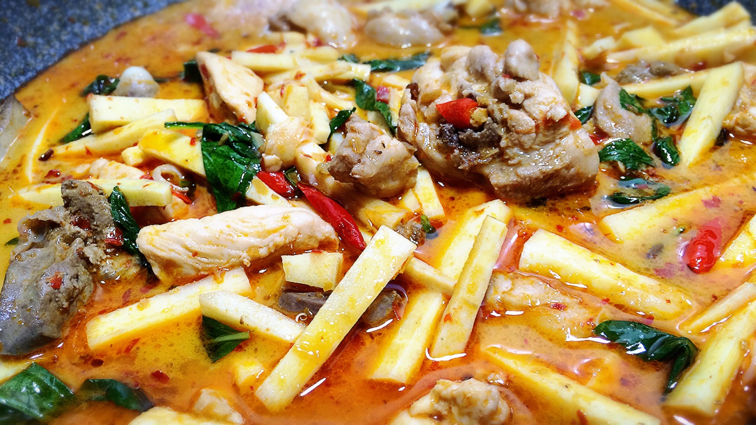 泰国美食"竹笋鸡肉辣汤"