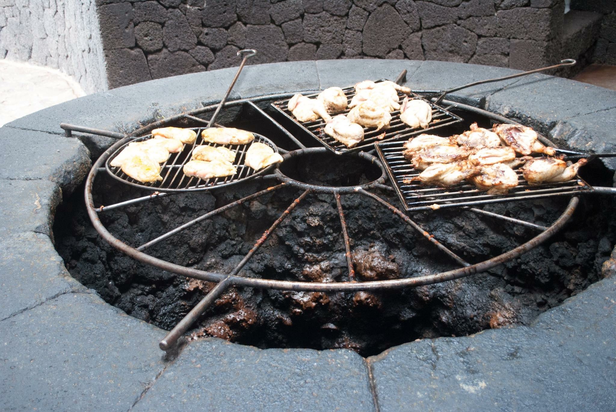 板鸭人民竟敢跑到火山上吃烧烤?你对吃货的力量一无所知!