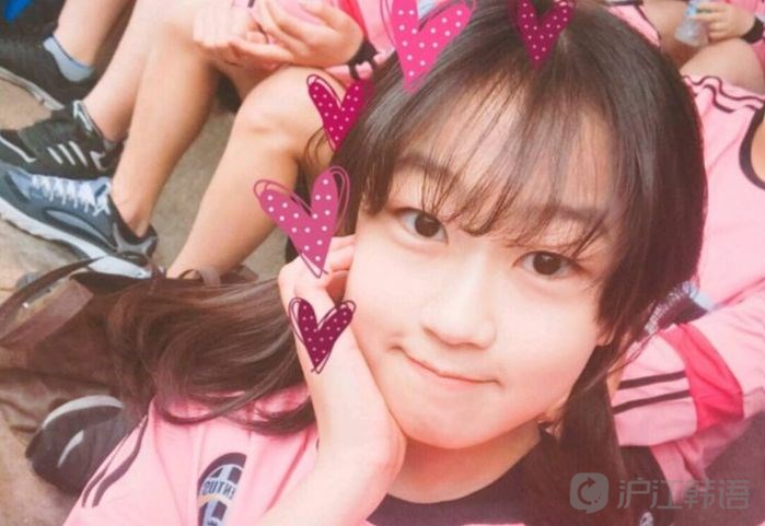 申隣雅在电影《苌山虎》中饰演在树林里突然出现的小女孩.