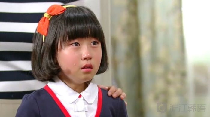 申隣雅在电影《苌山虎》中饰演在树林里突然出现的小女孩.