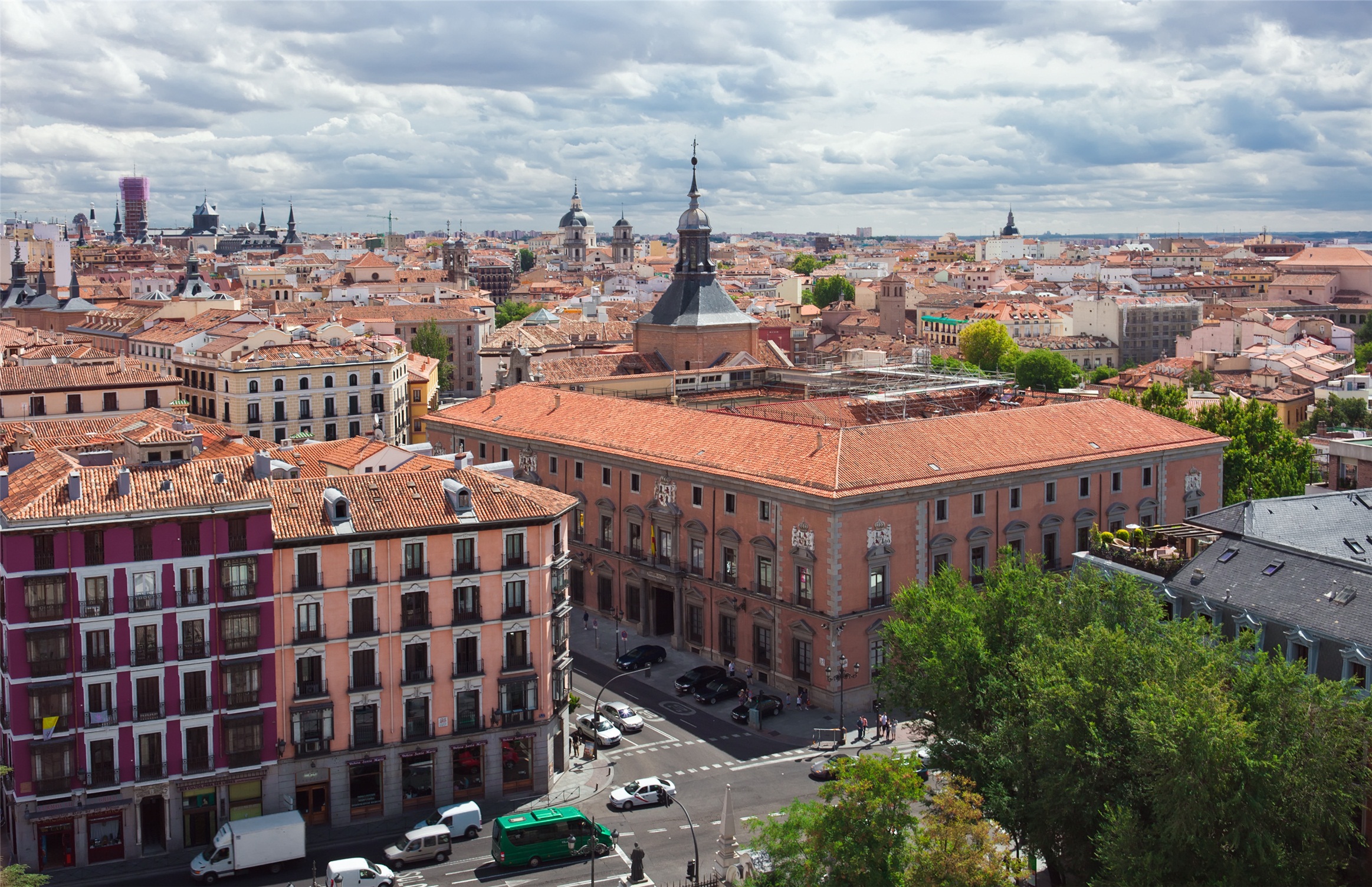 在阿尔卡拉埃纳雷斯堡(alcalá de henares),于1616年在马德里逝世