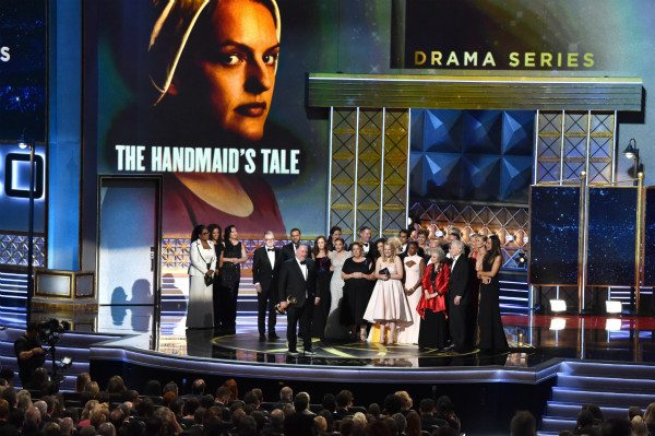横扫艾美奖！《使女的故事》讲的是啥？