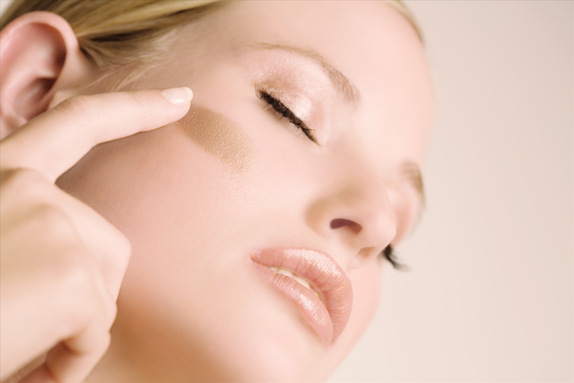 法国人的化妆小秘密,让你轻松拥有完美妆容