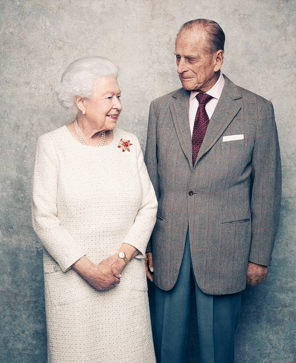 英女王结婚70周年：王室模范夫妇甜到骨子里！