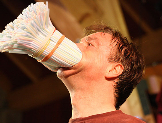 男子口含459根吸管打破记录