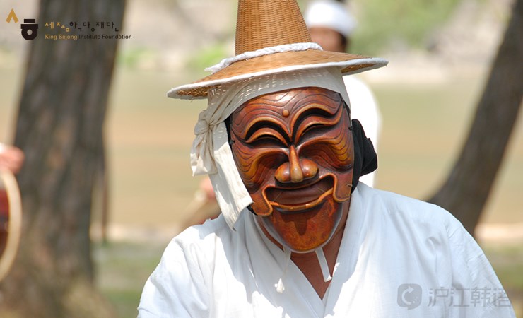 韩国的假面舞在全国各地均匀分布而成,安东的河回假面戏,和江陵的假面