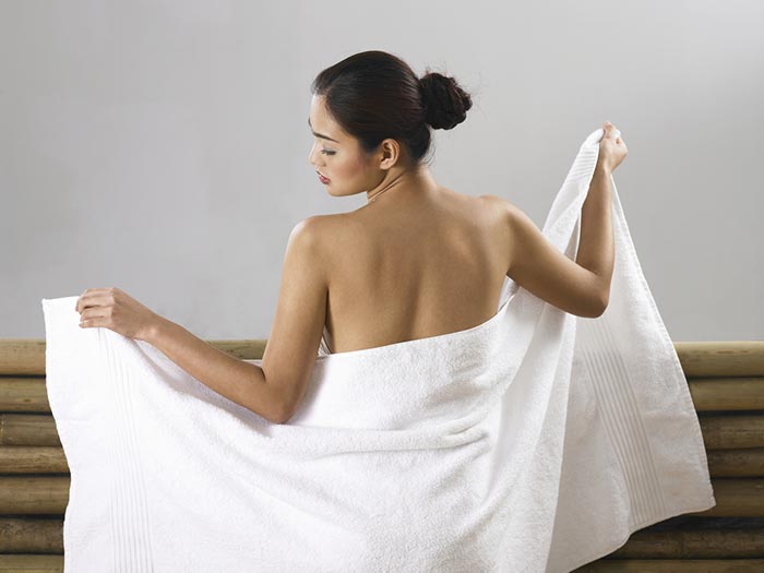 洗后3-5分钟擦身体乳吸收得最好.