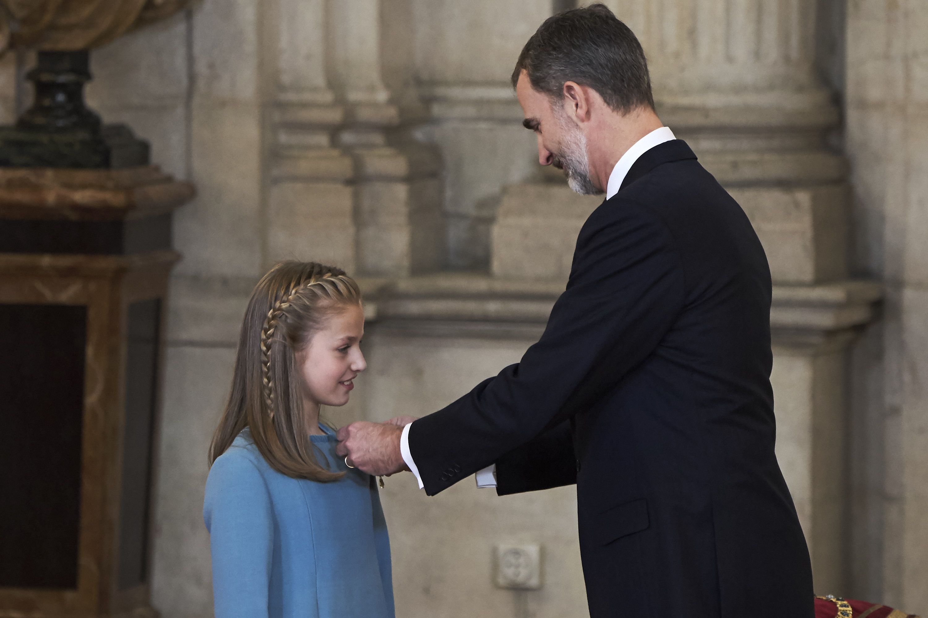 西班牙莱昂诺尔公主被授金羊毛骑士团勋章,将