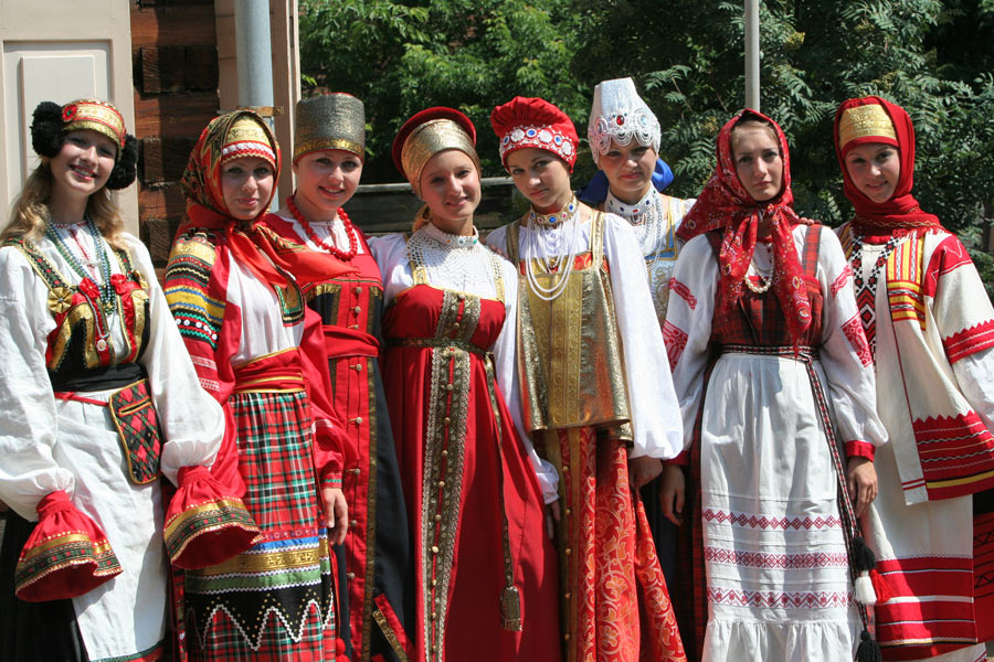 俄罗斯族传统服饰女图片