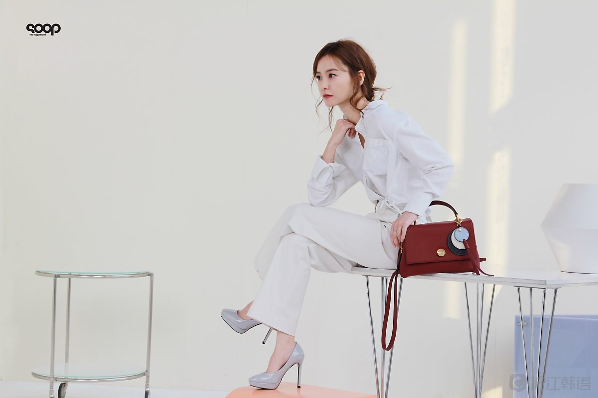 郑裕美魅力满分的画报拍摄现场