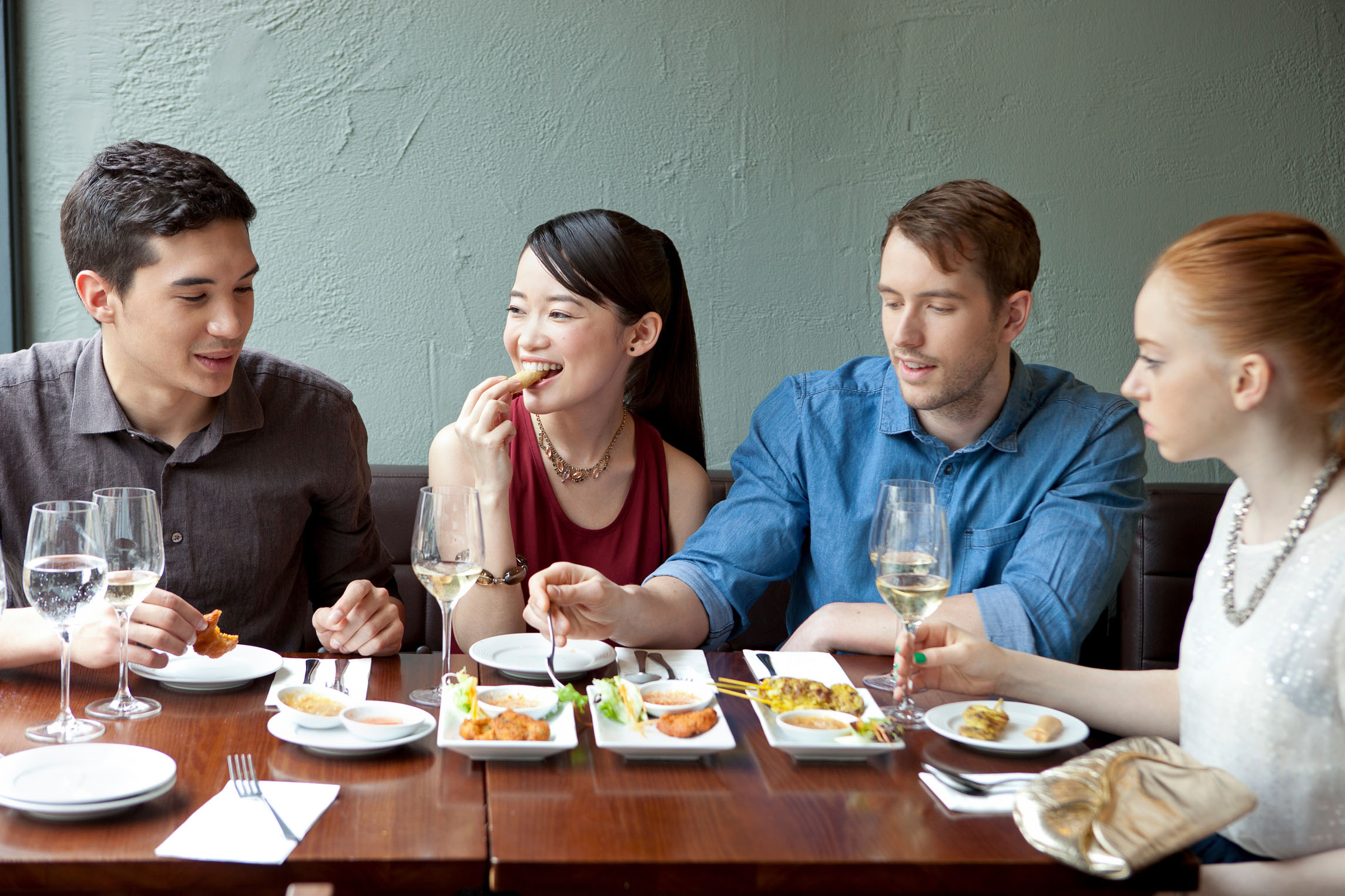 年轻情侣在餐厅里吃饭-蓝牛仔影像-中国原创广告影像素材