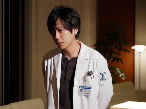 日本谚语：火に油を注ぐ