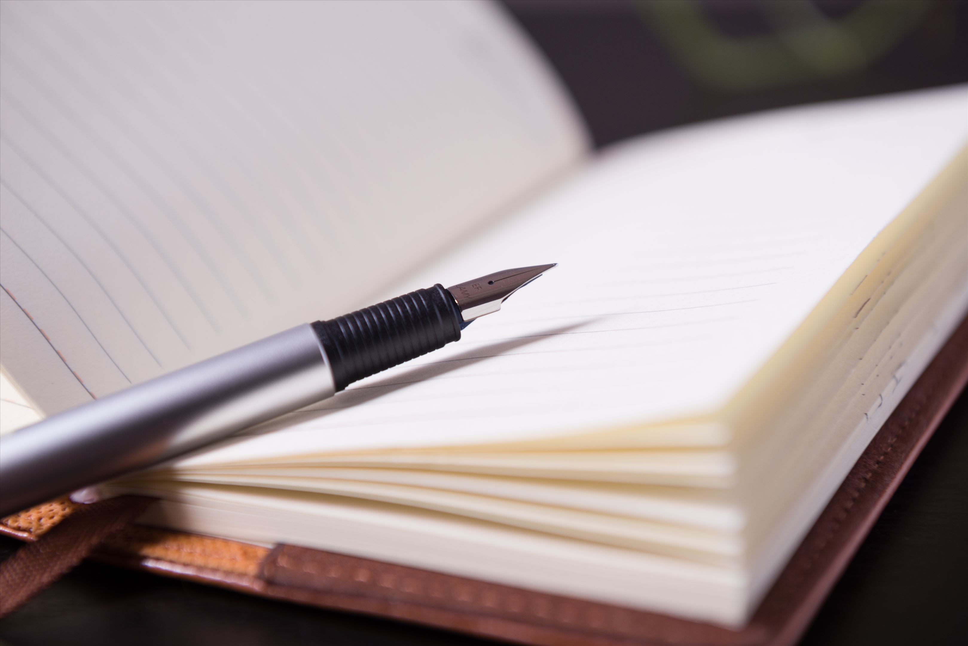 西班牙语形容词distinto后应该加a、de还是que