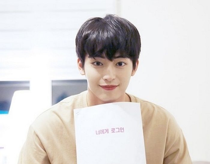 韩国新人演员申准燮因酷似徐康俊而引发话题