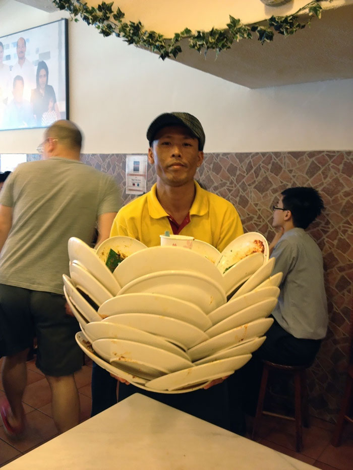 爆笑图集:这么萌的服务员,请给我来一打