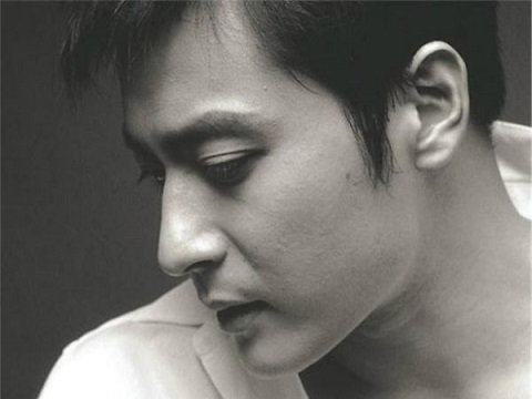 从小帅到大的韩国男演员的毕业照