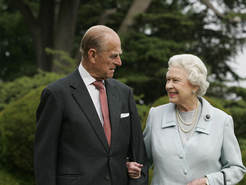 菲利普亲王上交驾驶证！只因不系保险带？