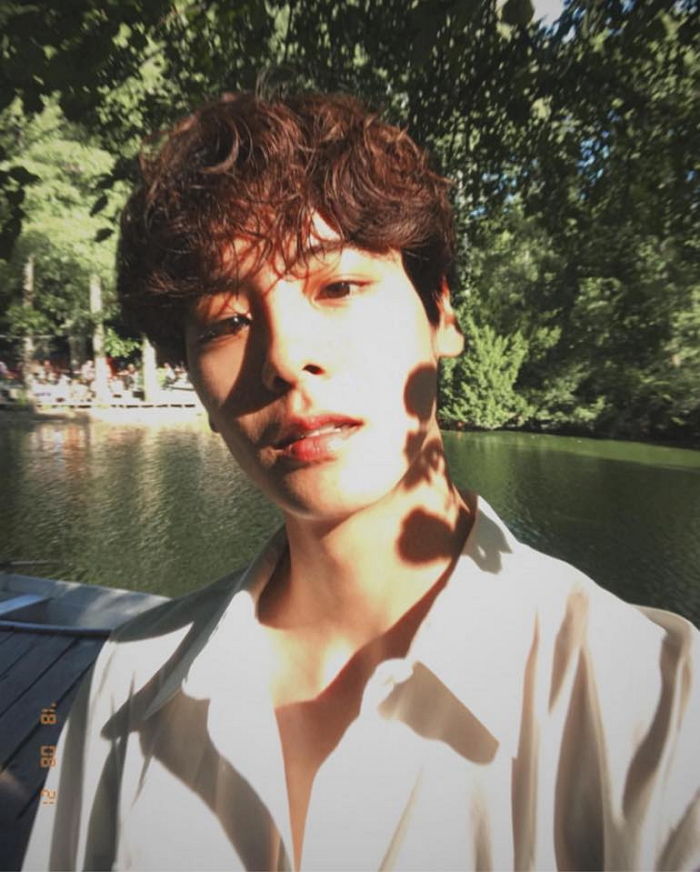 韩国暖男模特张盛勋毕业照惹关注