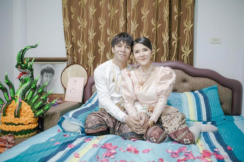 唱三面娜迦主题曲《คู่คอง》的那位歌手结婚啦！祝贺祝贺~