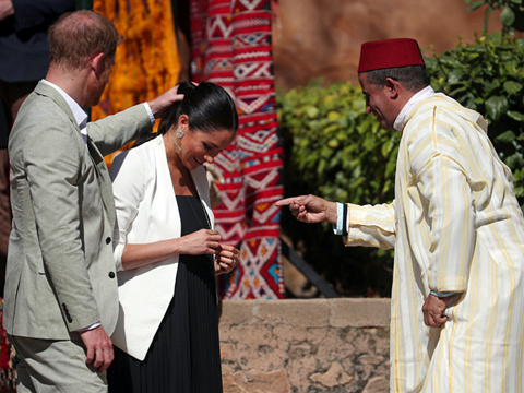 梅根和哈里出访深情对望！这对王室夫妇撒狗粮