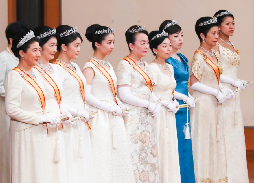 日本皇室礼服大揭秘!和服vs洋装有讲究?颜色背后有深意?
