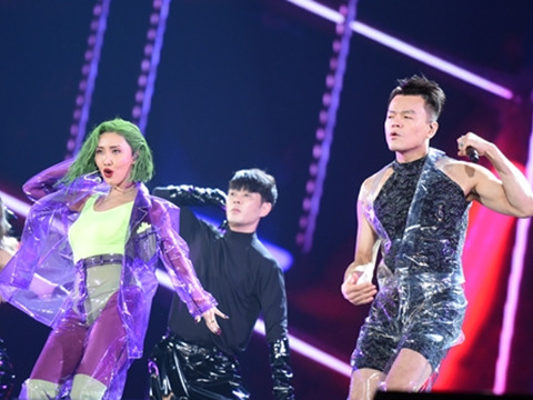 2019MAMA朴振荣穿塑料裤子表演，惊呆王嘉尔