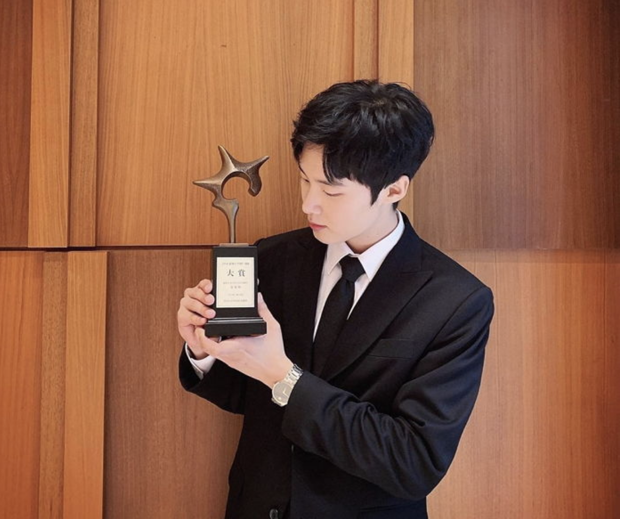 金东希梨泰院class里的呆萌小哥私下男友风十足