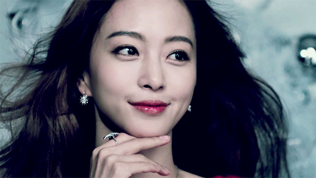 韩艺瑟完美身材令米兰记者欢呼