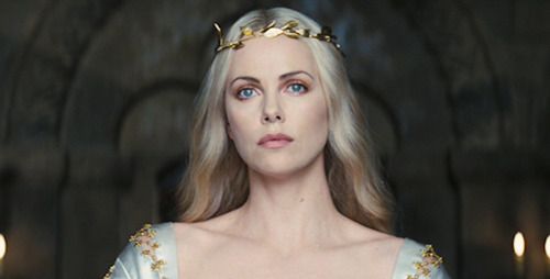 那大概就是《白雪公主与猎人》里的坏王后 查理兹·塞隆  charlize