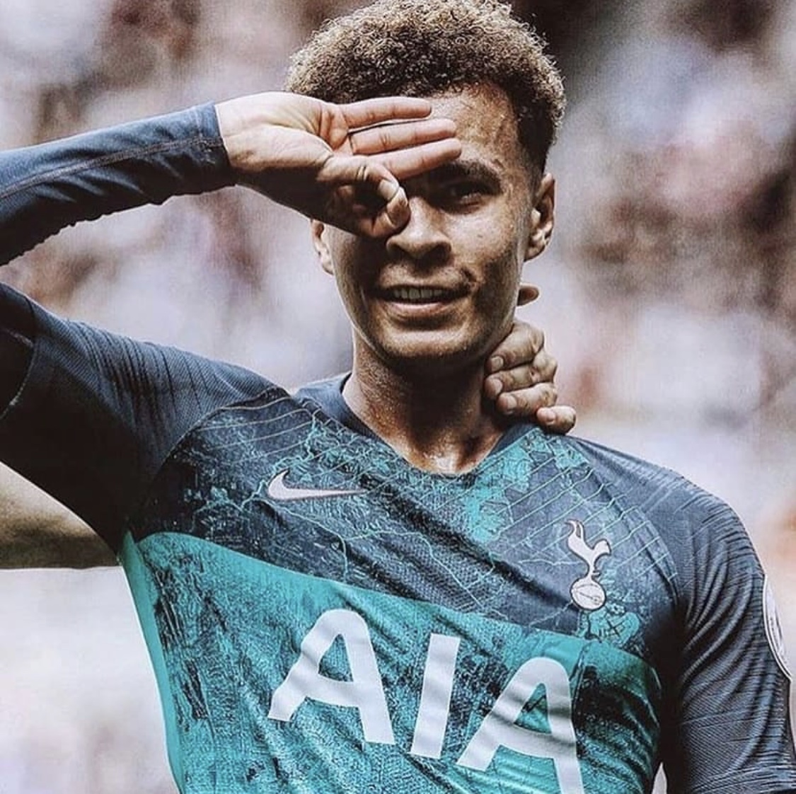 热刺球星阿里"反向ok"手势爆红 泰国明星们争相效仿