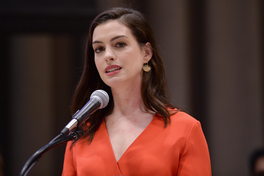 系统 please stand up for her royal highness, queen of genovia