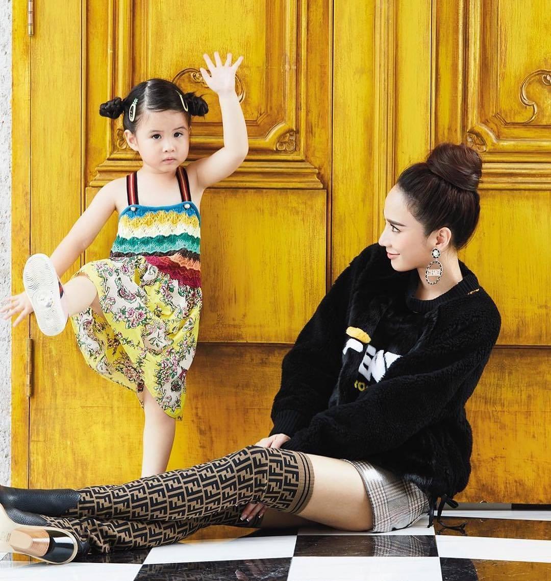 职场心态法则 近日某杂志邀请了泰国巨星aump与闺蜜女儿mayu一同拍摄