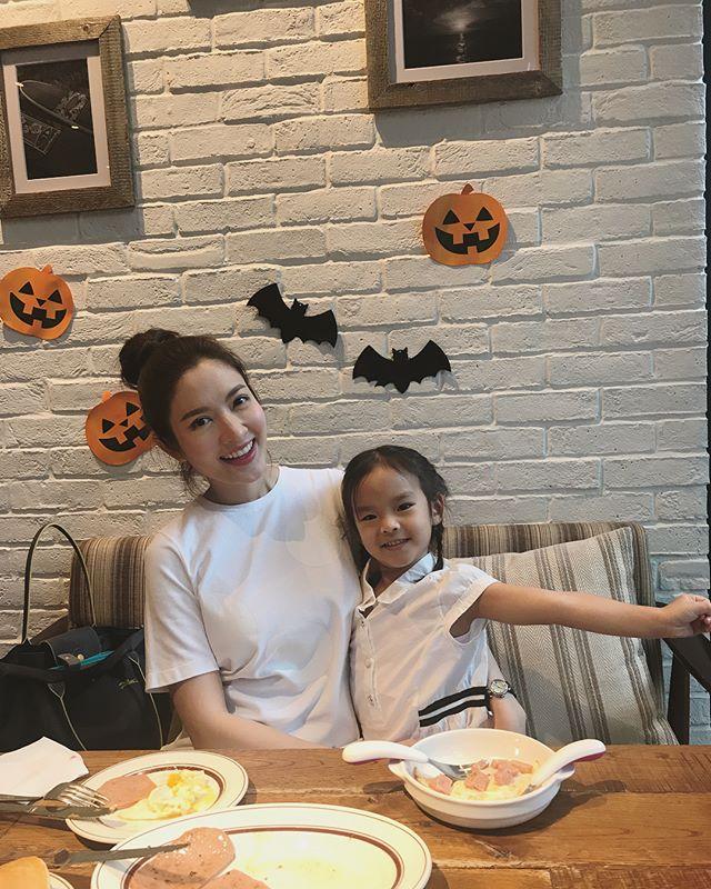 aff晒女儿凹造型照片 连peemai亲爸都来评论了!