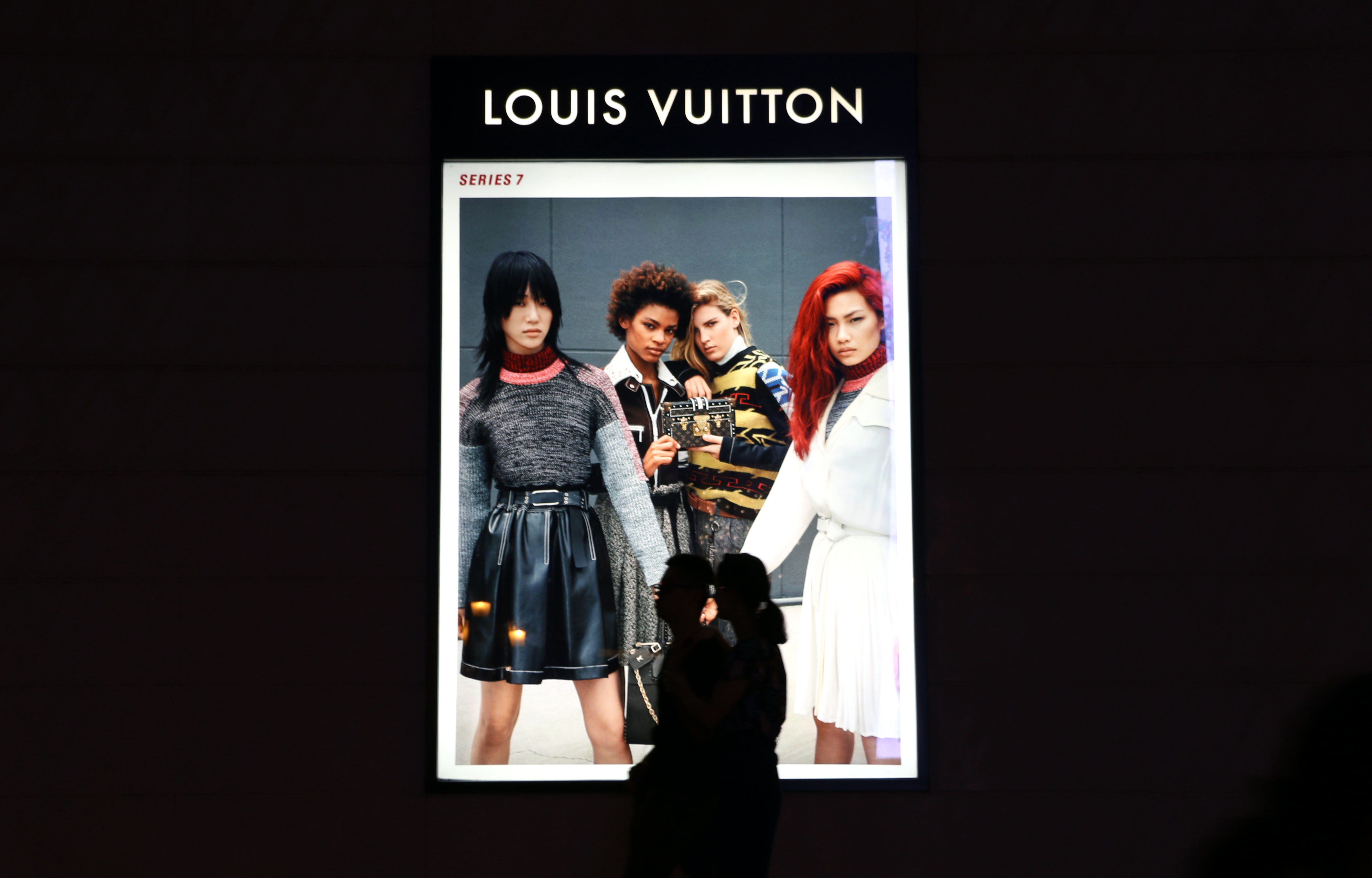 一词:lv老板超越盖茨成为世界第二富