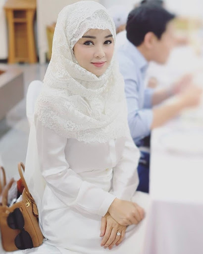 信仰伊斯兰教的15位明星,不一样的打扮,一样的美丽