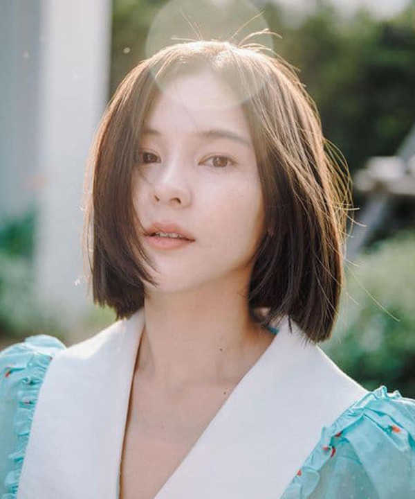 aom suchar 齐脖波波短发,看起来像重返中学时代的学生妹呢