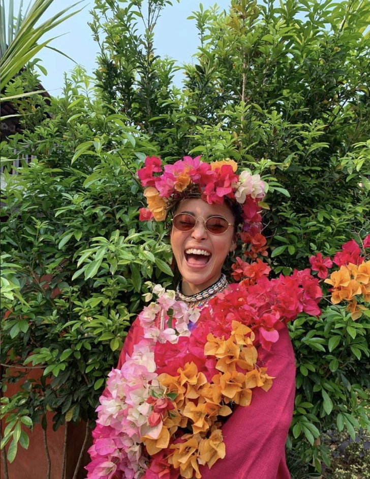 美女就要配鲜花 各位仙女们快来学学泰国女星怎么和鲜花合照吧!