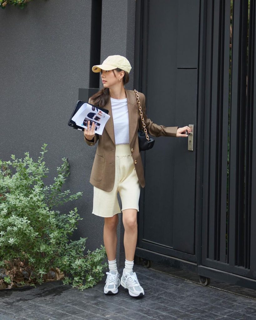 这套装扮非常基础,但是非常好看,mai davika穿着白色的露脐装和浅色