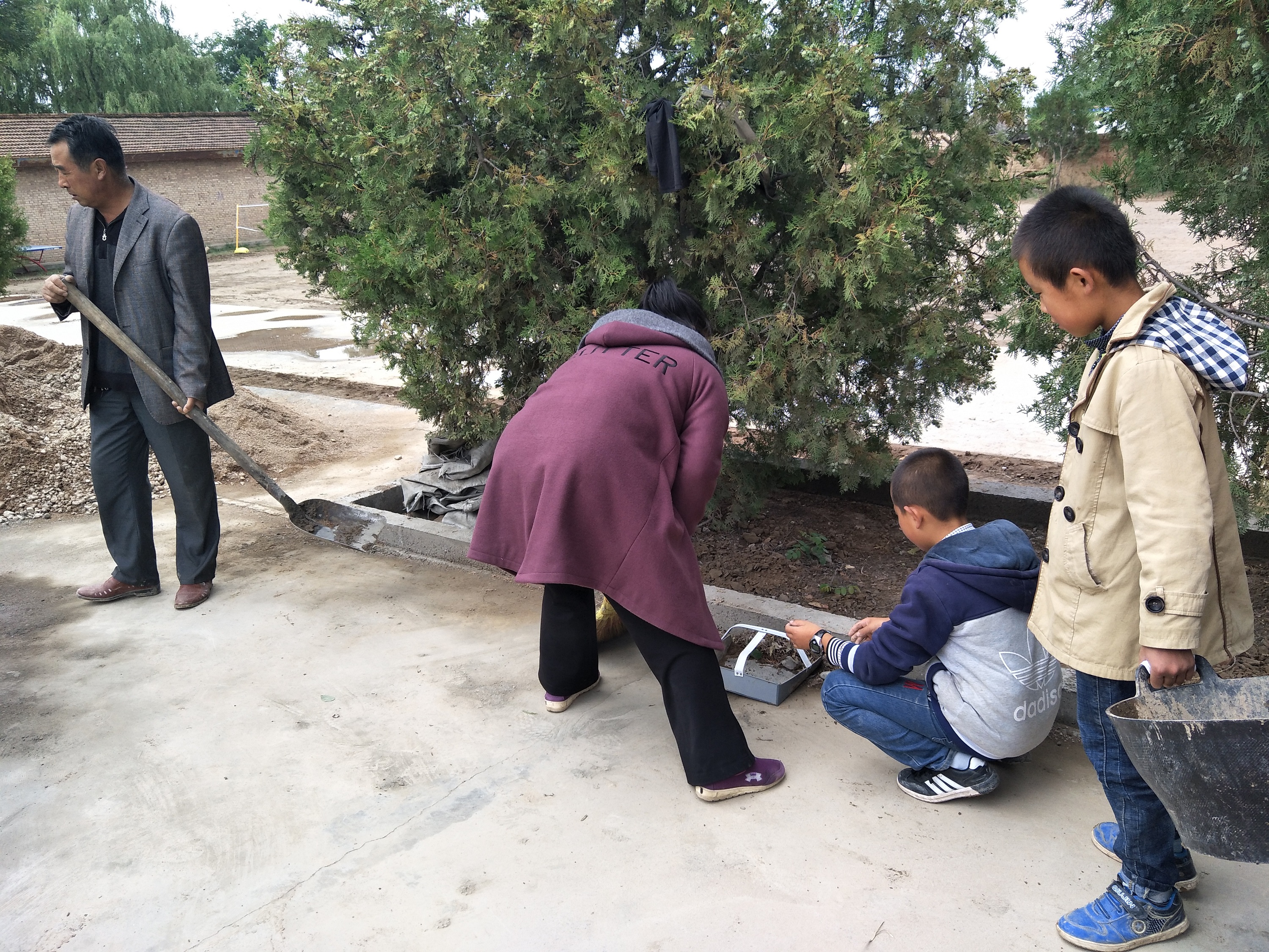 农村小学的大扫除活动_乡村青年教师社会支持