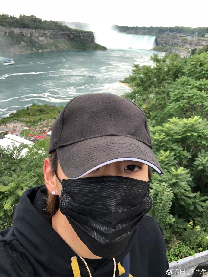 对面的同学看过来,看过来