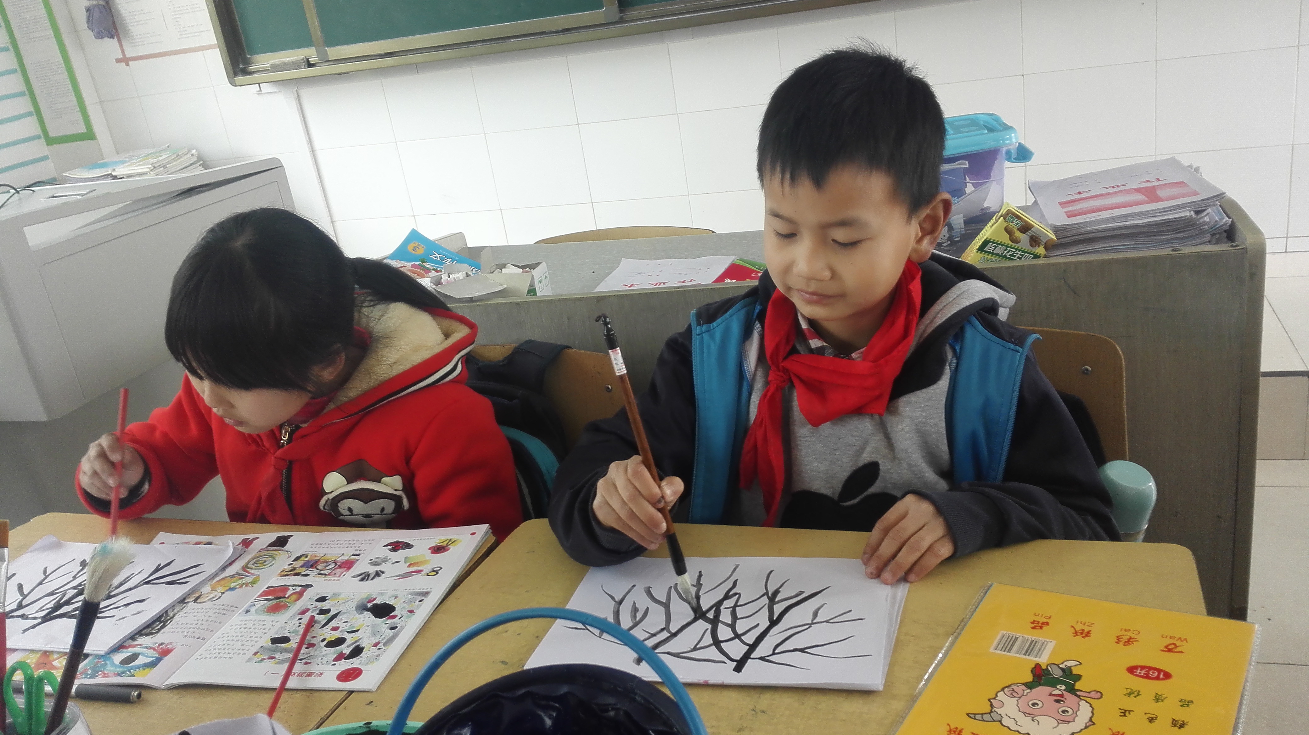 民族小学美术课学生绘画作品